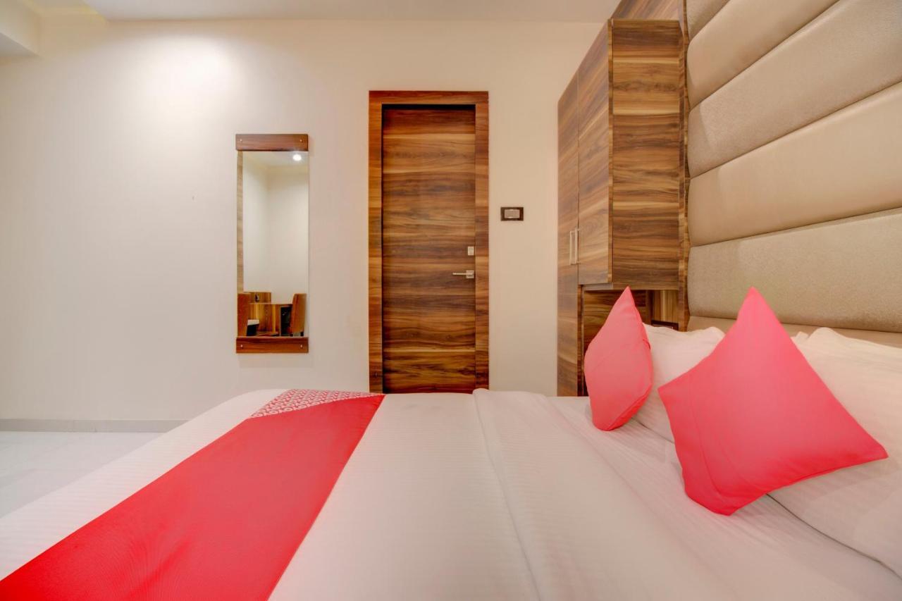 מומביי Oyo 76180 Hotel Meriton מראה חיצוני תמונה
